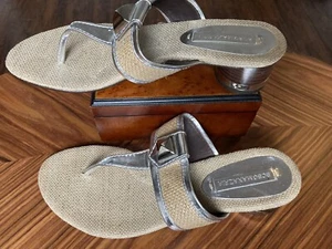 BCBG Max Azria gestapelte 2"-Slipper Zehenstegsandalen – hellbraun – Größe 9 gebraucht OHNE KARTON - Bild 1 von 11