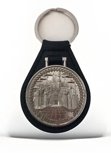 Vintage Walt Disney Productions / Disneyland / Schloss Schlüsselanhänger Anhänger - Bild 1 von 9