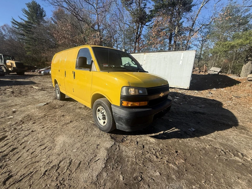 Parachoques trasero CHEVY EXPRESS 2500 10 11 12 13 14 15 16 17 18 19 20 21 22 23 24 Foto 1 de 4