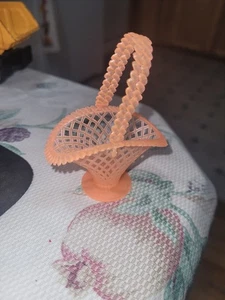 Cesta vintage de plástico con flores de melocotón Barbie hecha en Hong Kong - Imagen 1 de 3