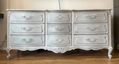 Cómoda vintage Drexel estilo provincial con nueve cajones Foto 1 de 4