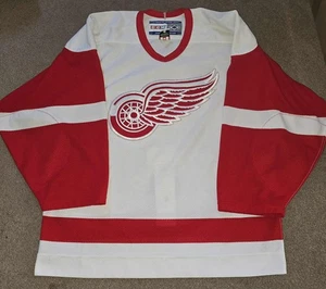 Camiseta deportiva de hockey Detroit Red Wings CCM AUTÉNTICA talla 48 en blanco - Imagen 1 de 6