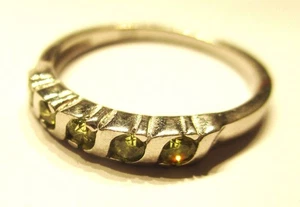 FUNKELNDER PERIDOT-RING STERLINGSILBER 5 STEINE GRÖSSE P - Bild 1 von 2