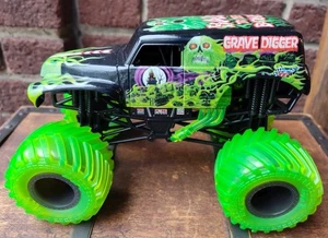 Grave Digger Monster Jam Truck 1:24 Diecast Hot Wheels 2020 BKT Green Tires WWE - Picture 1 of 8