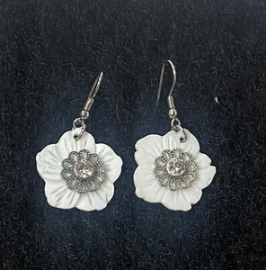 White Flowers Acrylic Earrings Silver Tone and Small Rhinestones - Picture 1 of 4