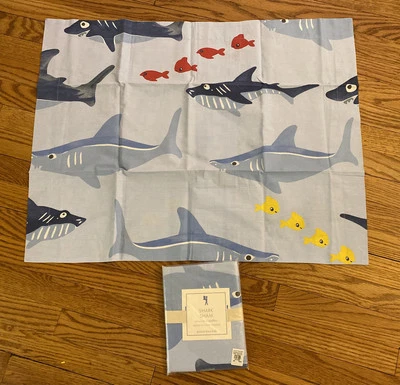 2 fundas de almohada Pottery Barn Kids Shark Foto 1 de 3