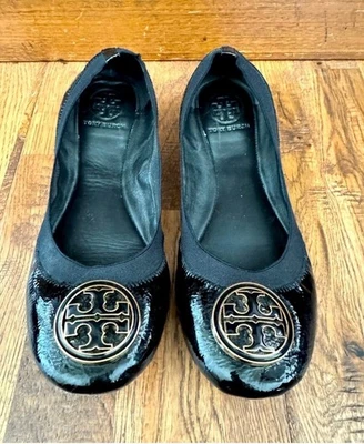 Sapatilhas femininas Tory Burch Caroline logotipo ouro preto medalhão balé tamanho 9 - Imagem 1 de 4