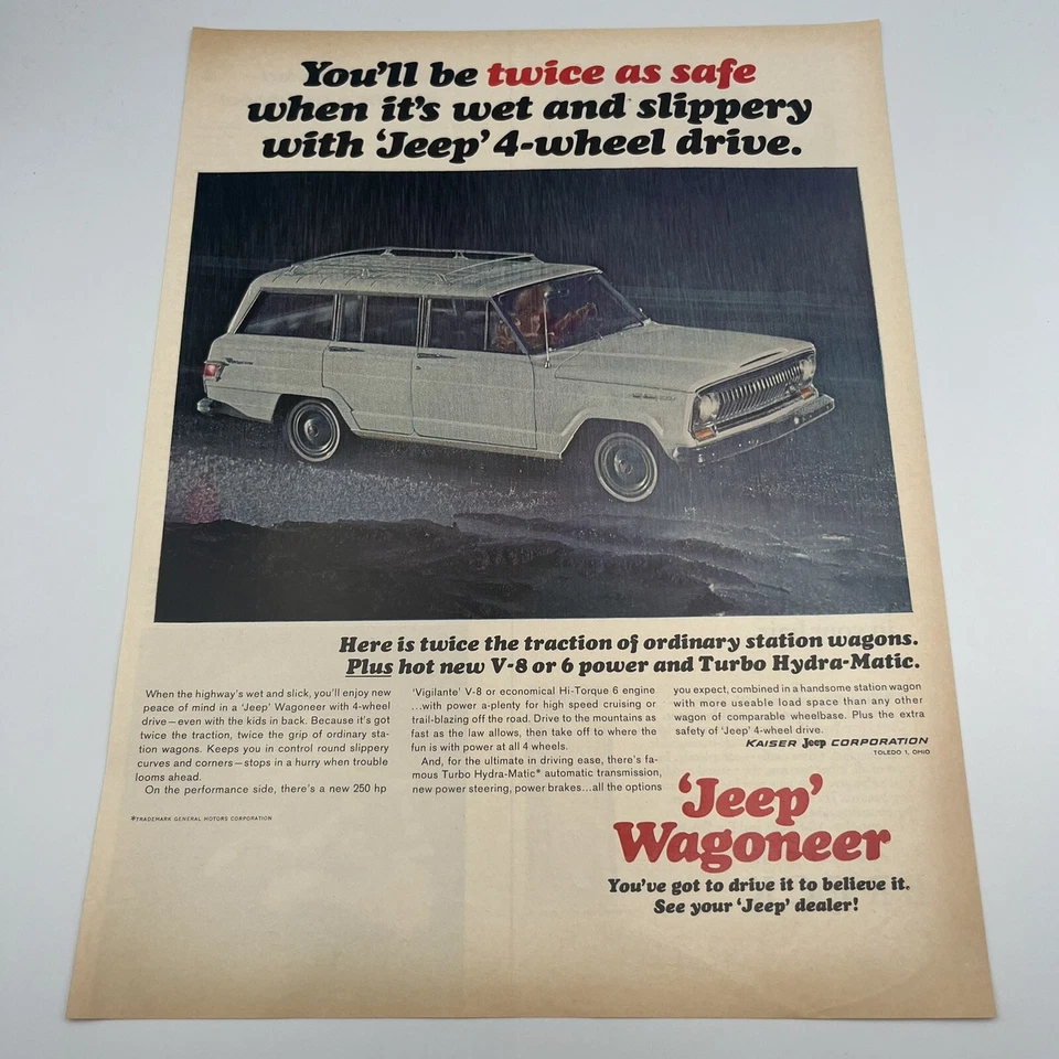 Jeep Wagoneer 1965 anuncio impreso vintage 10"x13,5" blanco Jeep conduciendo bajo la lluvia Foto 1 de 1