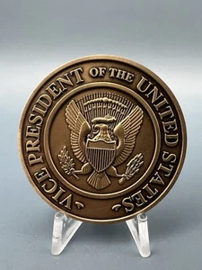 VIZEPRÄSIDENT DER VEREINIGTEN STAATEN VPOTUS VICE PRESIDENTS RESIDENCE 1,75" MESSING - Bild 1 von 2