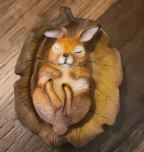 The Harvey Knox Kingdom House of Global Art Sleeping Rabbit in Leaf - Imagen 1 de 3