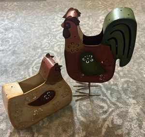 2er Set Volkskunst Rustikal Huhn Fett Henne & Hahn Dose Metall Teelichthalter - Bild 1 von 9