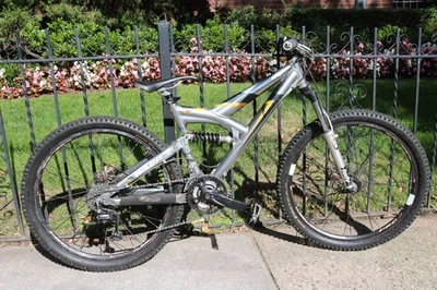 Giant Warp DS1 全避震山地自行车 – 16.5 英寸车架,26 英寸车轮,升级 — 第 1/4 张图片