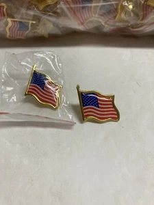 2 Spille da bavero USA bandiera americana sventolante patriottica presidente USA Donald Trump - Foto 1 di 4