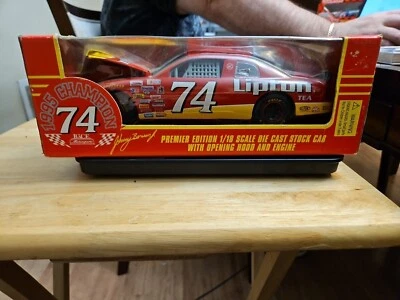 Coche de stock fundido a presión 74 Johnny Benson Jr. 1995 edición Premier escala 1/18   Foto 1 de 3