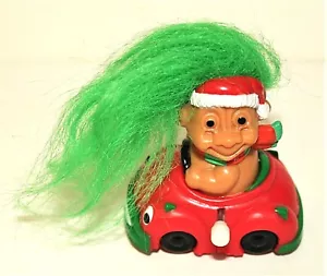 Vintage Russ Berrie Kunststoff Weihnachten Troll grüne Haare Nikolausmütze Aufziehauto neu neu aus altem Lagerbestand - Bild 1 von 3