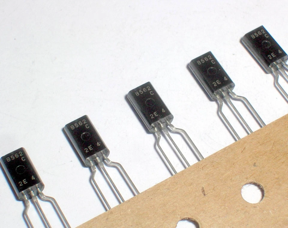 30шт 2SB562C B562 транзистор TO-92L HITACHI - Изображение 1 из 1