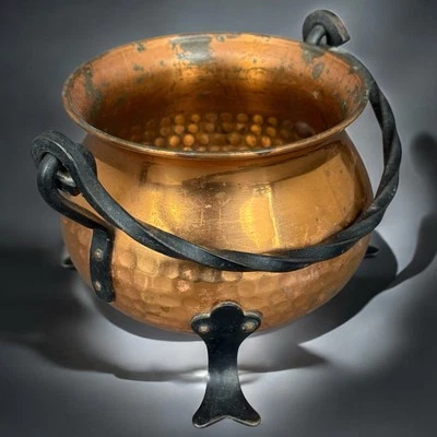 Petit chaudron ancien en cuivre martelé fer forgé vintage déco rustique - Photo 1/4