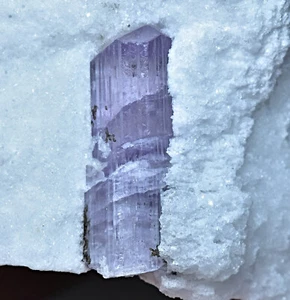 Hervorragende Qualität natürliche lila Farbe fluoreszierend Skapolith Kristall Probe 205 gm - Bild 1 von 7