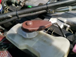 Original Jaguar XJ 12, XJ6, Daimler Kappe für Deckel Behälter Bremsflüssigkeit - Picture 1 of 3