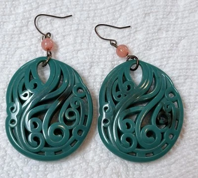 PENDIENTES TARINA TARANTINO tono plata verde azulado tallado lucita colgante gota remolino Foto 1 de 4