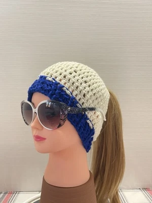 马尾辫女式冬季羊毛帽丙烯酸手工白色和蓝色 — 第 1/4 张图片