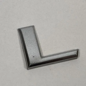 2002-2006 Nissan Altima 3.5 SE V6 Emblem Logo Letter 'L' Rear Trunk B3979 Chrome - Picture 1 of 8