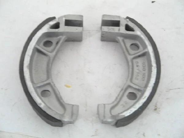 FIAT 600, MULTIPLA 1955-60 ABARTH 750GT TRANSAXLE MOUNTED PARKING BRAKE SHOES - Imagen 1 de 1