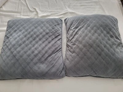 Almohadas cuadradas decorativas de terciopelo acolchado grises Better Homes & Gardens 19x19  Foto 1 de 4