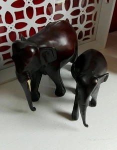 Lot de 2 jolis Éléphants en résine + cadeau - Picture 1 of 3