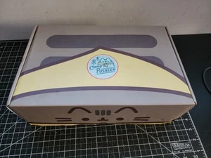 NUEVO SELLADO DE FÁBRICA Caja Pusheen Verano 2020 Campamento Pusheen Talla Mediana M - Imagen 1 de 9
