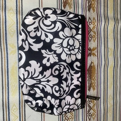 Bolso de Maquillaje Modella Track Floral Blanco y Negro con Detalle Rosa Caliente - LIMPIO Foto 1 de 4