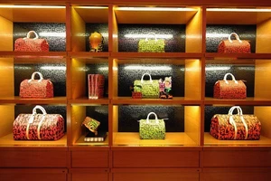 LOUIS VUITTON SPROUSE GRAFFITI UND MURAKAMI MONOGRAMOUFLAGE KEEPALL BUNDLE - Bild 1 von 12