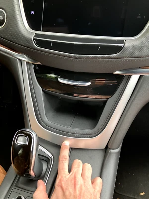 Accesorios Cadillac XT5 2017-2021 - Tira de control central de almacenamiento medio Foto 1 de 4