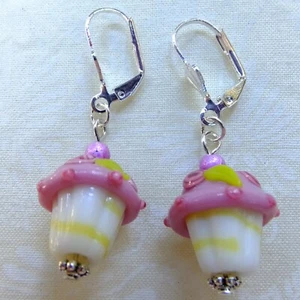 Rosa & weiße Cupcake Lampe Glasperlen mit versilbertem Hebelverschluss Ohrhänger - Bild 1 von 1
