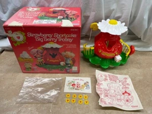 Vintage 1980 Kenner Strawberry Shortcake Big Berry Trolley CIB komplett 44020 - Bild 1 von 24