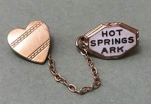 Prendedor de recuerdo vintage de 1940 Hot Springs, Arkansas - Juego de prendedores de solapa - Imagen 1 de 2