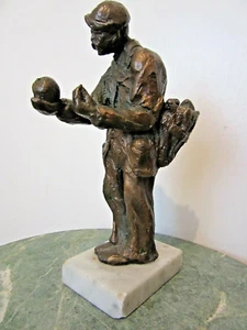 BRONZE SKULPTUR SIGNIERT DANA MIT EINEM GRENADIERLOT 8 1/2" H MARMORSOCKEL - Bild 1 von 8