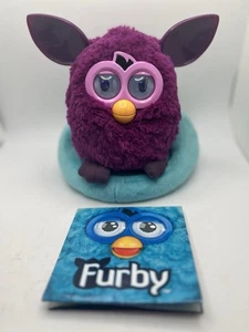 Juguete interactivo para mascotas Hasbro Furby ciruela púrpura 2012 con cojín - Imagen 1 de 11