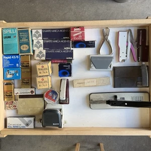 Lotto Cancelleria Vintage Anni ’80 ’90 2000 Leone, Rapid, Pentel, Fisco, Leitz - Foto 1 di 8