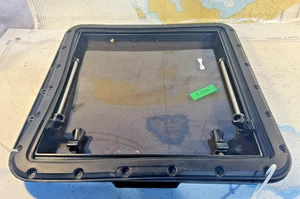 Escotilla para barco de plástico negro Pasport, 23-1/4" x 23-1/4" incluye junta de goma - Imagen 1 de 9