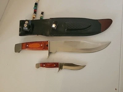 2 cuchillos de hoja fija vintage mango de madera con funda Foto 1 de 3