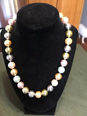 Collar KJL Kenneth Jay Lane Rosa Pastel, Verde y Gris Hilo Perla Imitada Foto 1 de 4