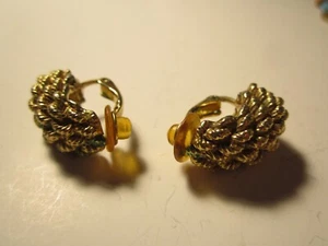 VINTAGE ST JOHN EARRINGS HEAVY GOLD TONE -  TUB SC-3 - Picture 1 of 4