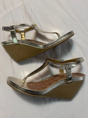 Sandalias de cuña Chaps doradas para mujer talla 7,5 tanga metálica punta abierta Foto 1 de 4