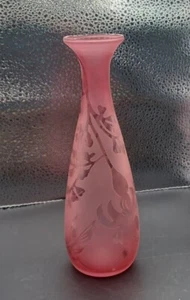 Signed Kelsey Murphy Pilgrim Cranberry Glass Sand Carved Hummingbird Bird Vase - Picture 1 of 10