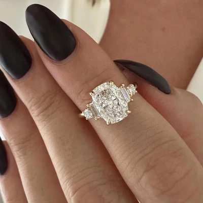 Anillo de boda solitario de diamantes cultivados en laboratorio de corte cojín de 4,20 quilates de oro amarillo de 14 k Foto 1 de 3