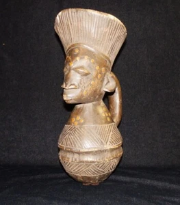 Antica brocca vaso mangbetu figurativa Congo africano legno intagliato con rame - Foto 1 di 16