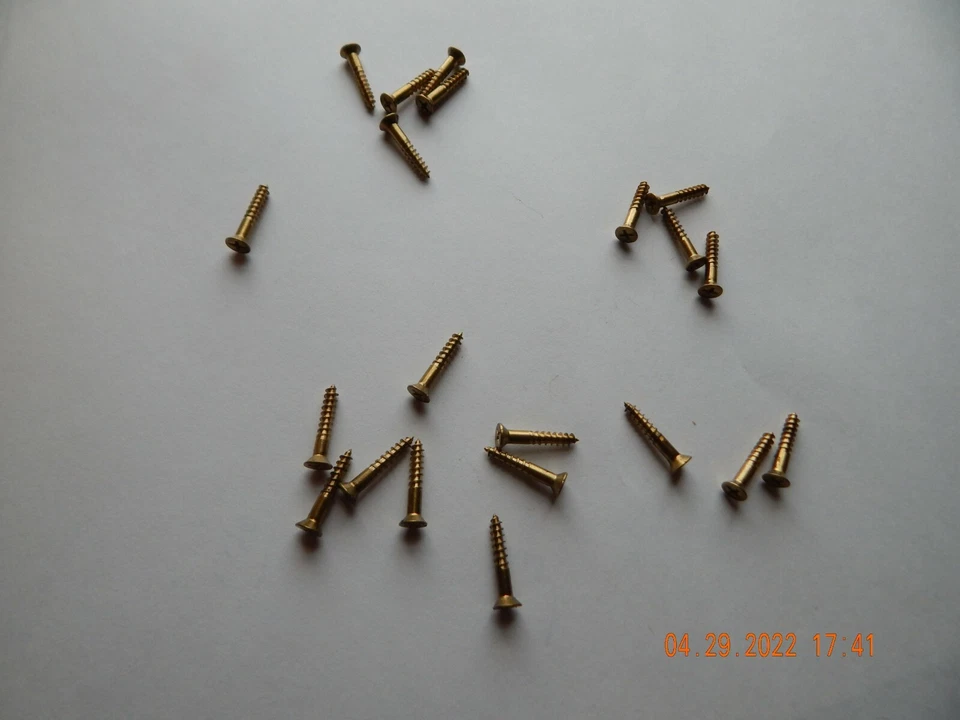 BRASS FLAT HEAD PHILLIPS WOOD SCREWS. 8 x 1" 35 PCS. NEW