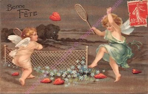 CPA FANTAISIE GAUFREE EMBOSSED Bonne fête angelots partie de tennis coeur - Picture 1 of 2