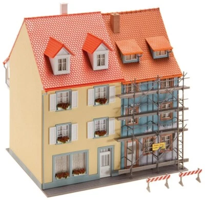 HO Scale Buildings - 130494 - 2 Village houses with painters scaffold - Kit — 第 1/3 张图片